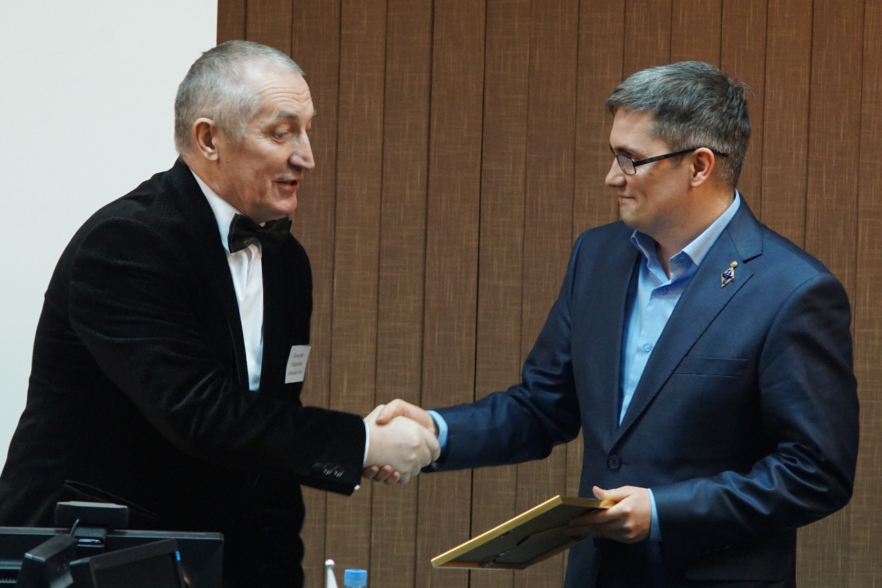 Владислав Шинкунас вручает диплом магистра Ивану Макарову (ВТБ24)