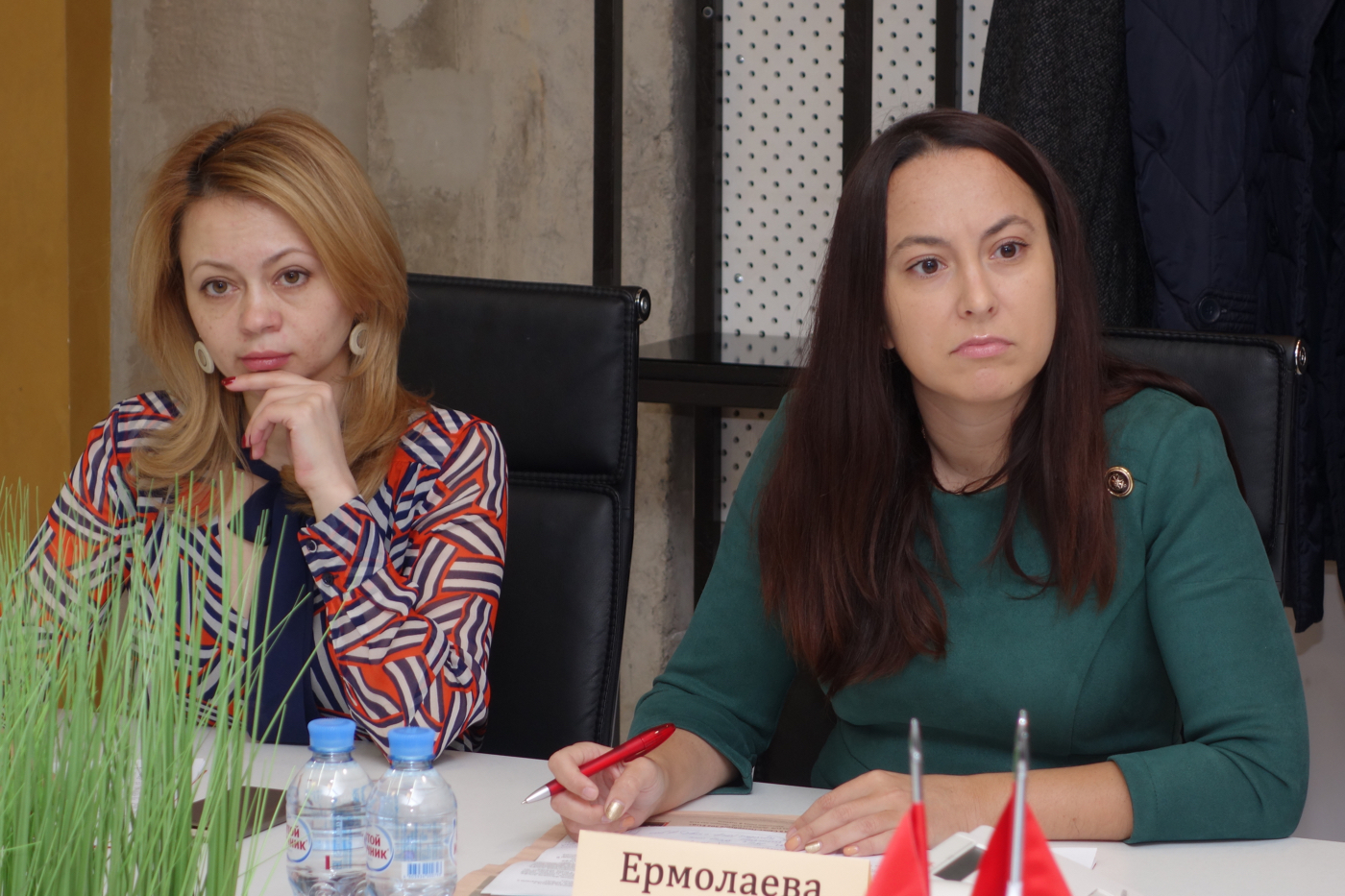 Ирина Караиванова — Региональный директор по информационной политике и связям с общественностью Северо-Западного федерального округа Альфа-Банка и Анна Вячеславовна Ермолаева — начальник Управления кредитных продуктов блока «Массовый бизнес» Альфа-Банка